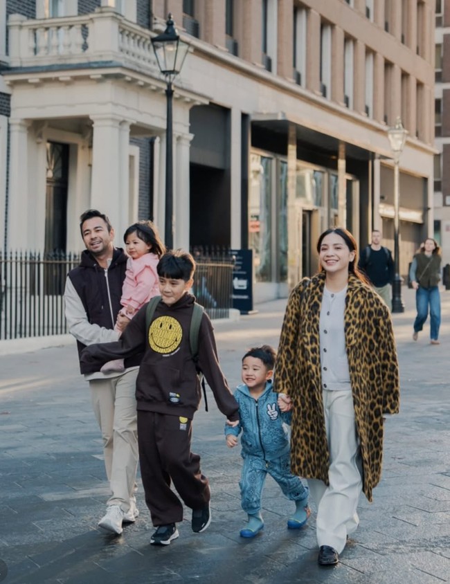 Selama berlibur penampilan Nagita yang selalu simpel namun tetap stylish juga tak kalah curi atensi. Pose bareng suami dan ketiga anaknya, Nagita memilih memadukan long coat motif leopard dengan cardigan warna putih gading dan celana panjang senada. Foto: Instagram/@raffinagita1717/@ramadhaniabakrie