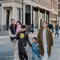 Selama berlibur penampilan Nagita yang selalu simpel namun tetap stylish juga tak kalah curi atensi. Pose bareng suami dan ketiga anaknya, Nagita memilih memadukan long coat motif leopard dengan cardigan warna putih gading dan celana panjang senada. Foto: Instagram/@raffinagita1717/@ramadhaniabakrie