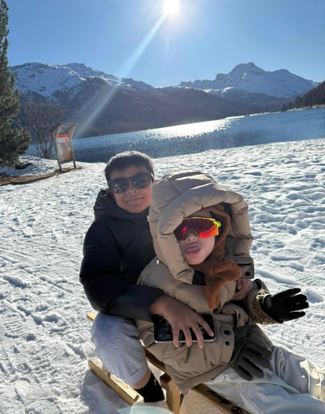 Potret saat Rayyanza, anak Nagita, dan Magika, anak Nia Ramadhani, asik bermain bersama menikmati musim dingin di Swiss. Foto: Instagram/@raffinagita1717/@ramadhaniabakrie