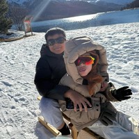 Potret saat Rayyanza, anak Nagita, dan Magika, anak Nia Ramadhani, asik bermain bersama menikmati musim dingin di Swiss. Foto: Instagram/@raffinagita1717/@ramadhaniabakrie