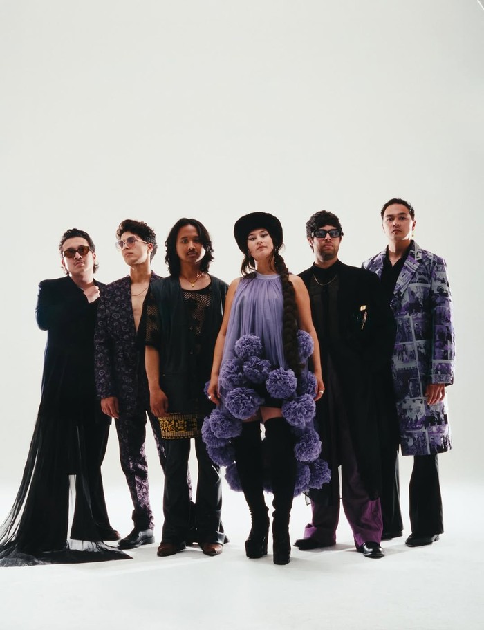 Nusantara Beat, band psychedelic asal Belanda, menarik perhatian dengan lagu berbahasa Indonesia. Album debut mereka sudah dirilis dan konser di Eropa.