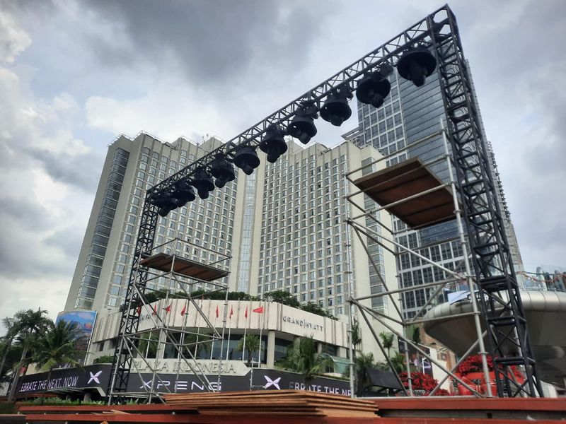 Panggung perayaan malam tahun baru di Bundaran HI mulai didirikan