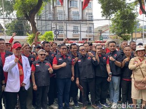 Hasto Cerita Megawati Atensi Sarung Saat Darurat: Sampai Diperagakan di DPP