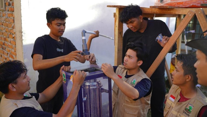 Unand Pasang Filter Air Tanpa Listrik di 10 Titik Bencana Sumbar