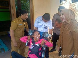 Wabup Sidoarjo Berikan Kursi Roda untuk 2 Warga Disabilitas di Tulangan