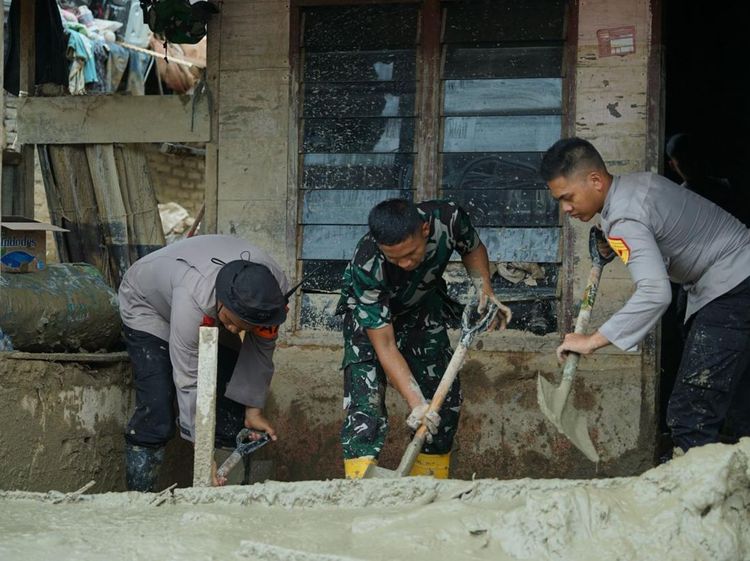Brimob, TNI dan Taruna Akpol Bersihkan Gereja-Masjid Usai Banjir di Tapsel
