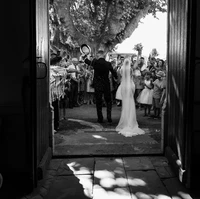 Armen Hambardzumian memenangkan kategori Black and White lewat foto menyentuh yang menampilkan kakek mempelai wanita setelah upacara pernikahan. Foto: Dok. iwpoty.com