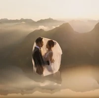 Foto pemenang kategori Break the Rules diambil oleh Traci Edwards di kawasan North Cascades. “Bagi saya, gambar ini menggambarkan Tammy dan Eric yang seolah tenggelam di tengah puncak-puncak pegunungan North Cascades yang luar biasa, disinari cahaya matahari pagi, romantis dalam gelembung kebahagiaan mereka sendiri saat menikmati hari istimewa bersama,” tulis Edwards. Foto: Dok. iwpoty.com