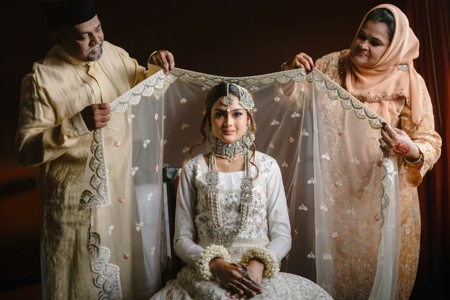 Foto Tony Iskra tentang pernikahan intim di Islandia meraih juara pertama kategori From Above. “Alam liar Islandia yang mentah—pantai pasir hitam, tebing, air terjun, serta rasa takjub yang sunyi—benar-benar sesuai dengan gambaran hari istimewa yang mereka impikan,” tulis Iskra. Foto: Dok. iwpoty.com