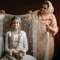 Foto Tony Iskra tentang pernikahan intim di Islandia meraih juara pertama kategori From Above. “Alam liar Islandia yang mentah—pantai pasir hitam, tebing, air terjun, serta rasa takjub yang sunyi—benar-benar sesuai dengan gambaran hari istimewa yang mereka impikan,” tulis Iskra. Foto: Dok. iwpoty.com