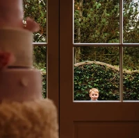 David Scholes dinobatkan sebagai Grand Winner atau pemenang utama kompetisi International Wedding Photographer of the Year. David menang lewat foto unik seorang tamu pernikahan anak-anak yang terpukau menatap kue pernikahan raksasa. Saat bocah itu berlari bolak-balik di luar aula resepsi, Scholes berhasil menangkap momen singkat ketika ia berhenti dan memandangi kue tersebut. Foto: Dok. iwpoty.com