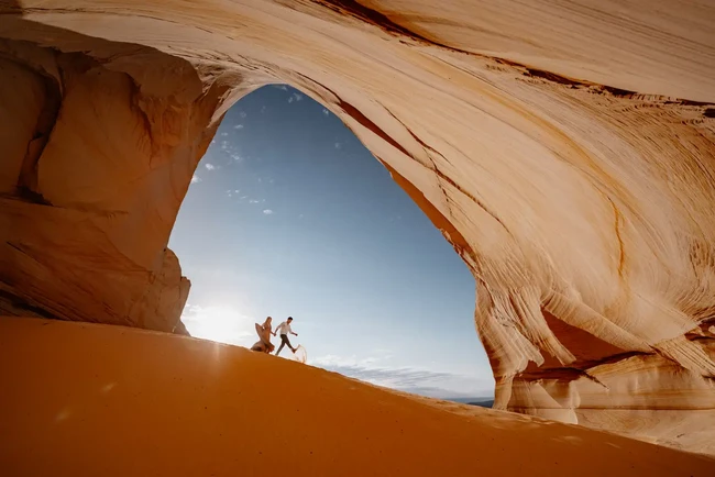 Ajang tahunan International Wedding Photographer of the Year merayakan karya terbaik dalam dunia fotografi pernikahan. Para juri IWPOTY menilai 2.500 karya dari 568 fotografer yang berasal dari 61 negara, dan menetapkan pemenang dalam berbagai kategori, termasuk Black and White, Dance Floor, Epic Location, dan I Do Crew. Foto: Dok. iwpoty.com
