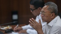 Menteri Koordinator Bidang Pangan Zulkifli Hasan mengumpulkan sejumlah pejabat terkait dalam rapat terbatas di Kantor Kemenko Pangan, Jakarta, Senin (29/12/2025), guna membahas strategi pengelolaan stok pangan nasional.