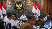 Rapat tersebut dihadiri Menteri Pertanian Andi Amran Sulaiman, Menteri Perdagangan Budi Santoso, Kepala Badan Pangan Nasional (Bapanas), serta Direktur Utama Perum Bulog.