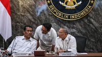 Dalam rapat tersebut, pemerintah turut membahas pengaturan impor dan stok sejumlah komoditas strategis. Salah satunya adalah daging sapi beku yang akan dikelola melalui Perum Bulog guna menjaga harga tetap terkendali. Peran BUMN pangan juga dibahas, termasuk pelaksanaan Domestic Market Obligation (DMO) untuk minyak goreng.