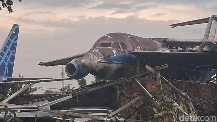 Sayap Pesawat Terbawa Puting Beliung Timpa Atap Bikin Warga Bogor Ketakutan