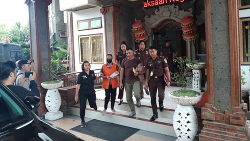 Perempuan inisial NMS (berompi oranye) digiring menuju mobil tahanan di Kantor Kejari Tabanan, Senin (29/12/2025). (Krisna Pradipta/detikBali)