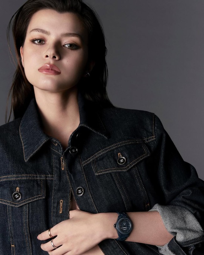 7. Aktris blasteran Thailand-Inggris ini dikenal lewat sejumlah project drama bersama Freen Sarocha. Kini Becky Armstrong menempati peringkat tujuh. Foto: Instagram