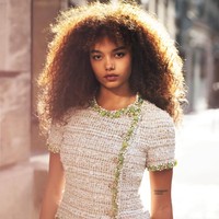 5. Whitney Peak memancarkan paras cantik dengan darah Uganda dan Kanada. Ia dikenal lewat penampilannya dalam serial reboot Gossip Girl. Foto: Instagram