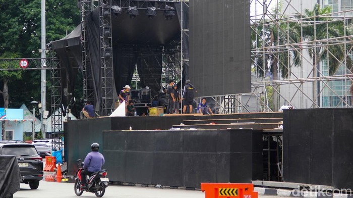 Pekerja menyelesaikan konstruksi panggung utama perayaan Tahun Baru di Bundaran HI, Jakarta, Senin (29/12/2025).