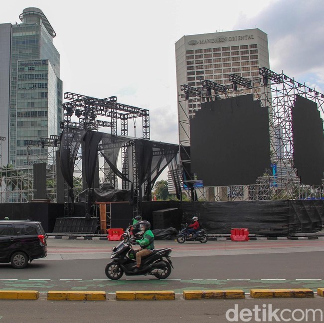 Persiapan Malam Tahun Baru, Panggung Perayaan Berdiri di Bundaran HI