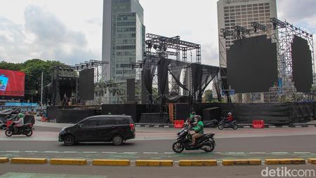Persiapan Malam Tahun Baru, Panggung Perayaan Berdiri di Bundaran HI