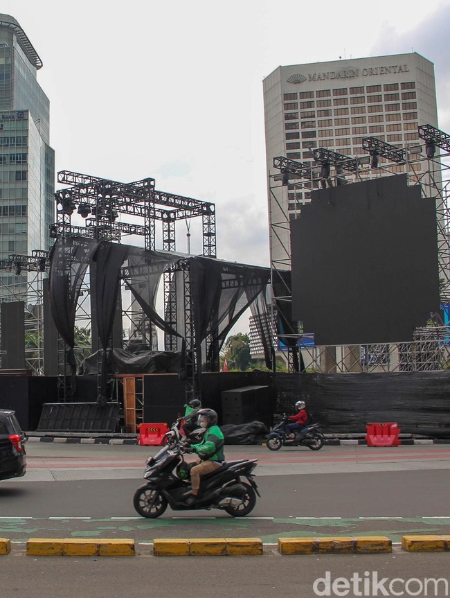 Persiapan Malam Tahun Baru, Panggung Perayaan Berdiri di Bundaran HI