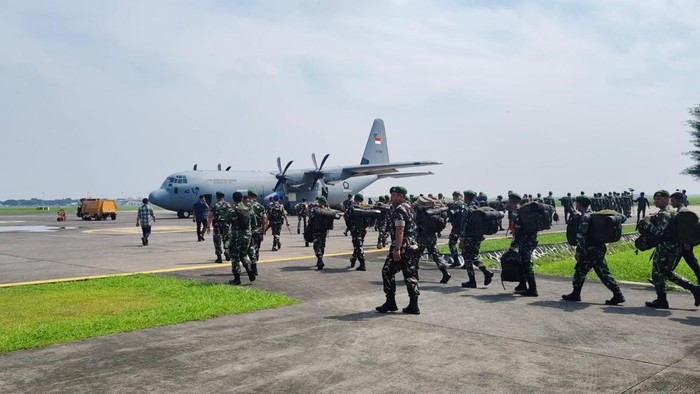 Personel Satuan Tugas (Satgas) Yonif TP 837/Ksatria Trunojoyo Kodam V/Brawijaya diberangkatkan menuju Aceh utuk penanggulangan bencana