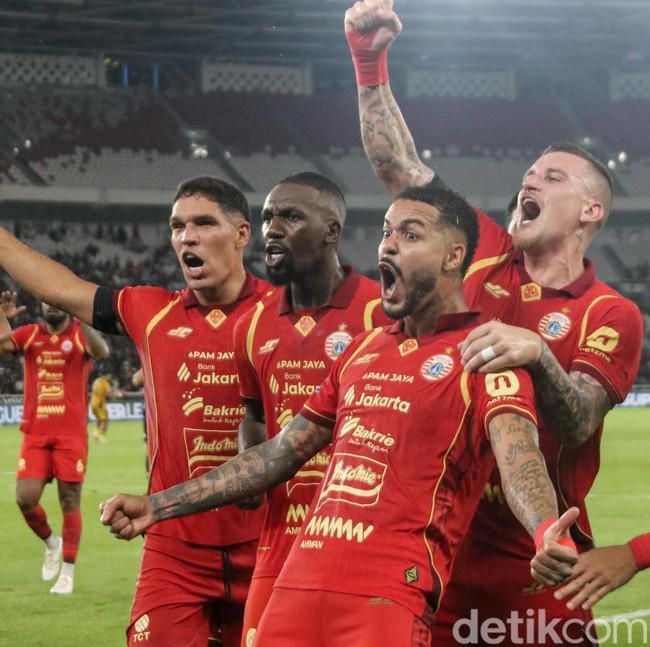 Pesta di GBK, Pemain Persija dan Jakmania Rayakan Kemenangan