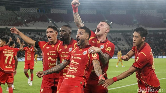 Pesta di GBK, Pemain Persija dan Jakmania Rayakan Kemenangan