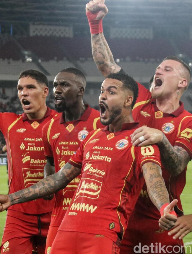Pesta di GBK, Pemain Persija dan Jakmania Rayakan Kemenangan