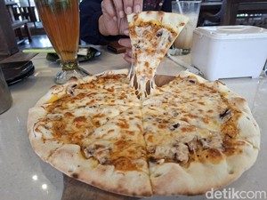 Menikmati Piza Tungku Legendaris di Kafe Kebon Bandung