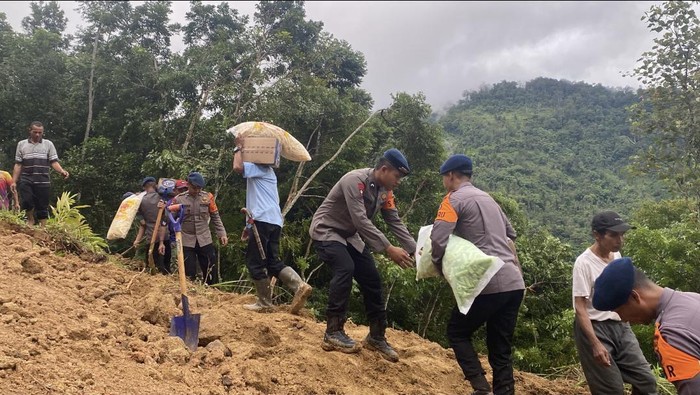 Longsor di Cibeber Lebak, Polda Banten Bantu Evakuasi Warga