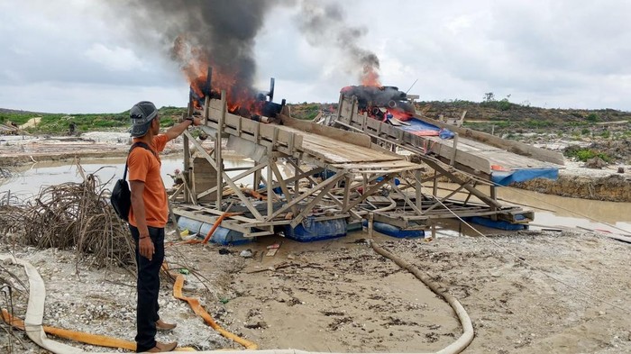 Penertiban Tambang Emas Ilegal di Kuansing Berlanjut, 12 Rakit Dimusnahkan