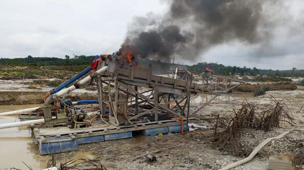 Polisi memusnahkan belasan rakit PETI di sepanjang Sungai Tanalo, Kuantan Mudik, Kuansing. Penertiban dilakukan pada Senin (29/12/2025) setelah polisi menerima informasi dari masyarakat.