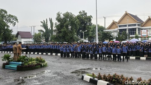 2.634 PPPK Paruh Waktu Kota Bima yang dilantik Wali Kota Bima, ditengah hujan di halaman kantor Pemkot Bima, NTB, Senin, (29/12/2025).