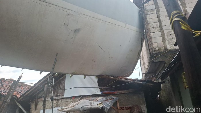 Sayap Pesawat yang Terbawa Puting Beliung Nyasar ke Rumah Warga di Bogor