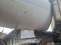 Sayap Pesawat yang Terbawa Puting Beliung Nyasar ke Rumah Warga di Bogor