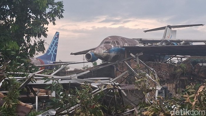 Puting Beliung di Kemang Bogor, Sayap Pesawat Bekas Timpa Rumah Warga