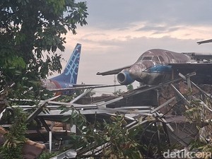 Puting Beliung Bawa Sayap Pesawat Bekas di Bogor Rusak 30 Rumah Warga