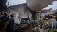 55 Rumah Rusak Imbas Puting Beliung di Bogor, Termasuk Tertimpa Sayap Pesawat