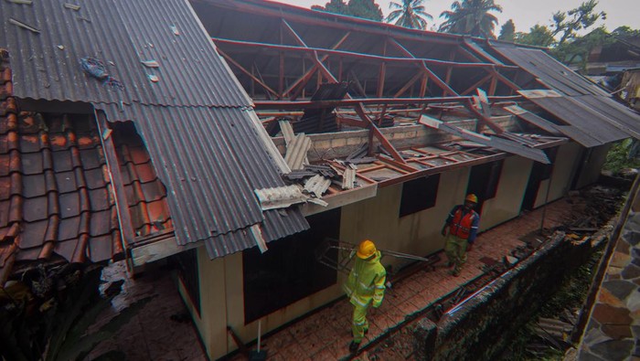 Kondisi bangunan semi permanen dan pohon rumah  yang ambruk akibat bencana angin puting beliung di Desa Pondok Udik, Kemang, Kabupaten Bogor, Jawa Barat, Senin (29/12/2025). Peristiwa angin puting beliung mengakibatkan bagian pesawat dari gudang pesawat bekas terhempas menimpa rumah warga dan menurut data dari Pemerintah Desa setempat sementara 30 rumah tercatat rusak serta tidak ada korban jiwa dari kejadian tersebut. ANTARA FOTO/Yulius Satria Wijaya