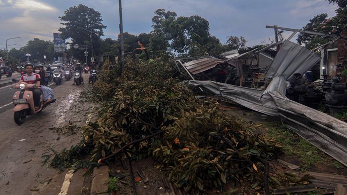 Kondisi bangunan semi permanen dan pohon rumah  yang ambruk akibat bencana angin puting beliung di Desa Pondok Udik, Kemang, Kabupaten Bogor, Jawa Barat, Senin (29/12/2025). Peristiwa angin puting beliung mengakibatkan bagian pesawat dari gudang pesawat bekas terhempas menimpa rumah warga dan menurut data dari Pemerintah Desa setempat sementara 30 rumah tercatat rusak serta tidak ada korban jiwa dari kejadian tersebut. ANTARA FOTO/Yulius Satria Wijaya