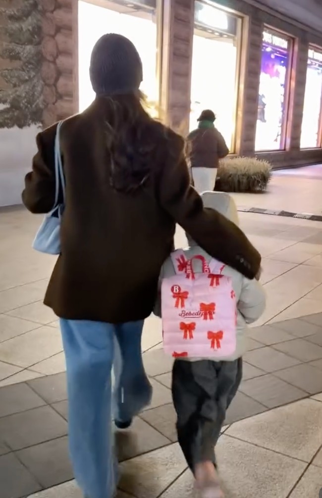 Raisa menghabiskan waktu liburan akhir tahunnya berdua sang putri, Zalina. Keduanya tampak bertolak ke Seoul, Korea. Foto: Instagram/@raisa6690