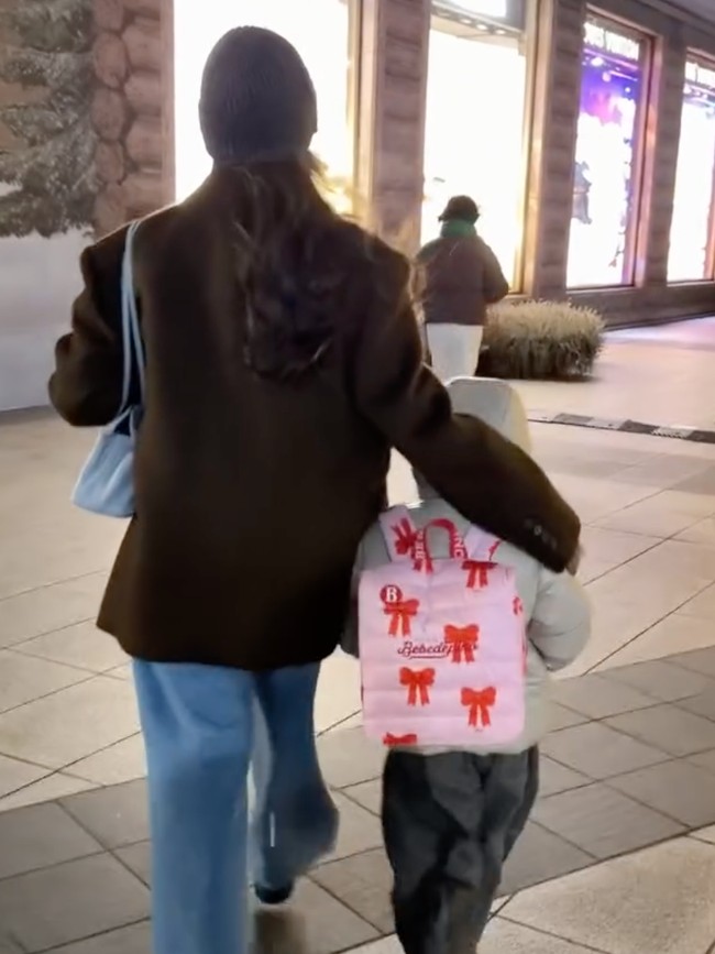 8 Foto Raisa Liburan Akhir Tahun Berdua Zalina ke Korea Usai Resmi Bercerai