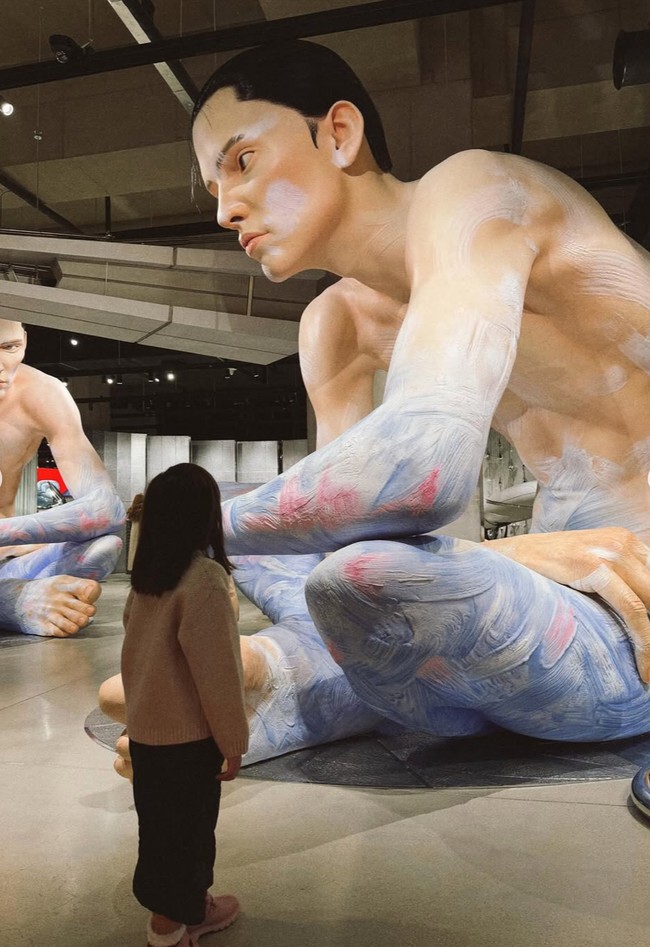 Meski masih konsisten merahasiakan wajah putrinya, namun terlihat Zalina kini sudah semakin besar. Foto: Instagram/@raisa6690