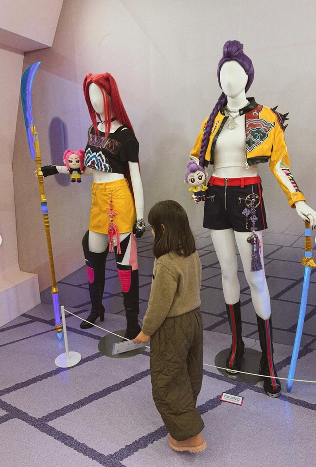 Lahir pada 12 Februari 2019, sebentar lagi Zalina akan berusia 7 tahun. Terlihat Zalina memiliki tubuh tinggi dan langsing dengan rambut pendek sebahu. Foto: Instagram/@raisa6690