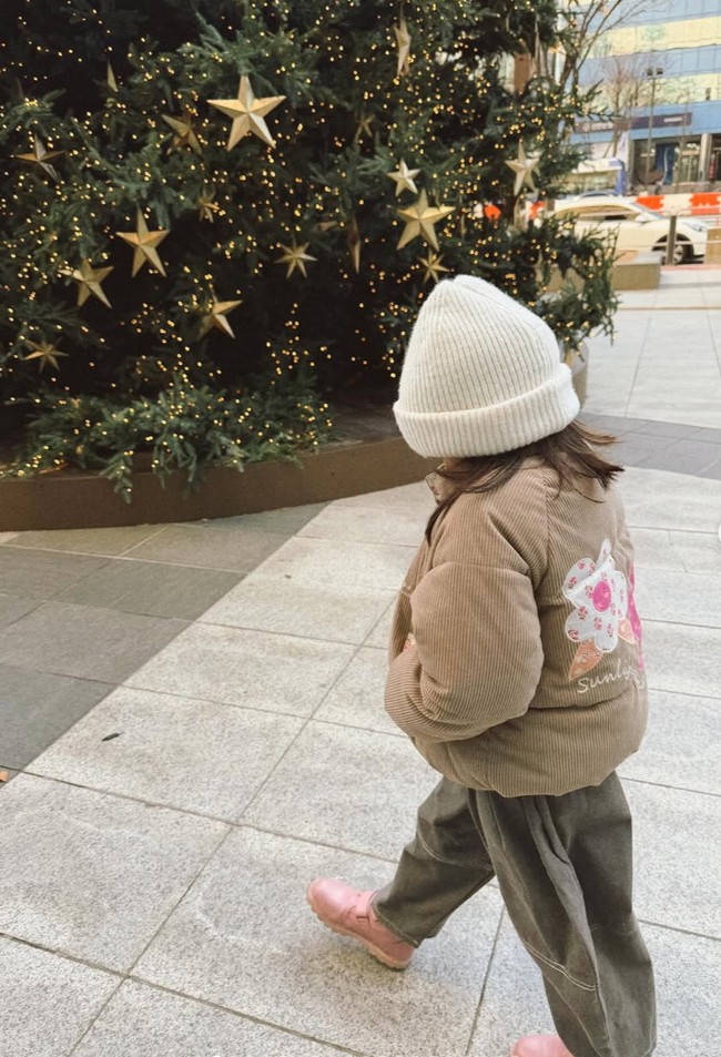 Outfit Zalina yang stylish juga tak kalah jadi sorotan. Dalam salah satu foto terlihat Zalina mengenakan jaket tebal berwarna coklat dipadukan celana panjang senada. Ia juga melengkapi penampilannya dengan beanie hat untuk menutup kepalanya. Foto: Instagram/@raisa6690