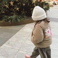 Outfit Zalina yang stylish juga tak kalah jadi sorotan. Dalam salah satu foto terlihat Zalina mengenakan jaket tebal berwarna coklat dipadukan celana panjang senada. Ia juga melengkapi penampilannya dengan beanie hat untuk menutup kepalanya. Foto: Instagram/@raisa6690