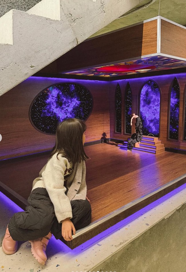 Difoto dari samping, tak sedikit yang penasaran dengan wajah Zalina. Slide 5, liat Zawi gtu doang gemesh huhu, kapan ya bisa liat muka Zawi secara resmi di akun mama Yaya, tulis salah satu komentar. Foto: Instagram/@raisa6690